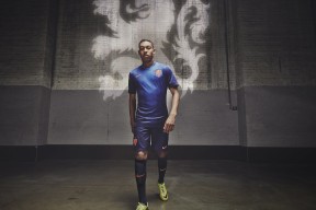 爱游戏官网-王者归来！穆古鲁扎横扫对手强势回归，中国观众沸腾欢呼